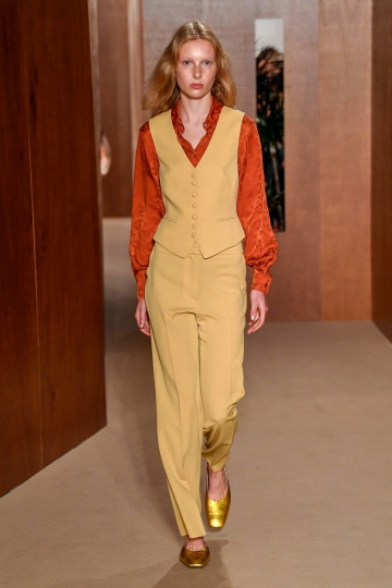 Demy de Vries shows London Spring 2019 Alexa Chung 