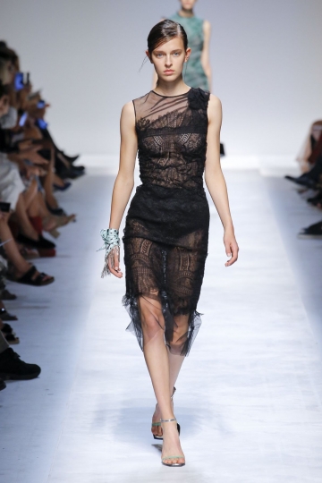 Merel Zoet shows Milan Spring 2019 Ermanno Scervino