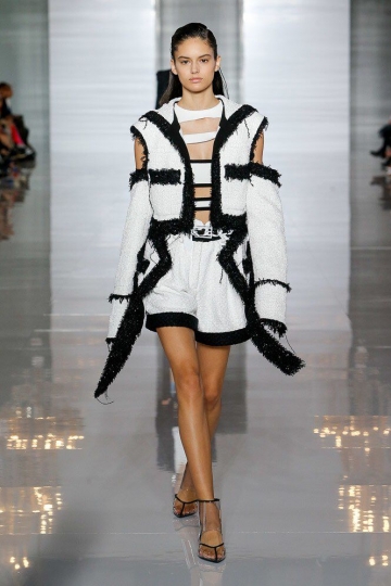 Nikki Vonsee shows Parijs Spring 2019 Balmain