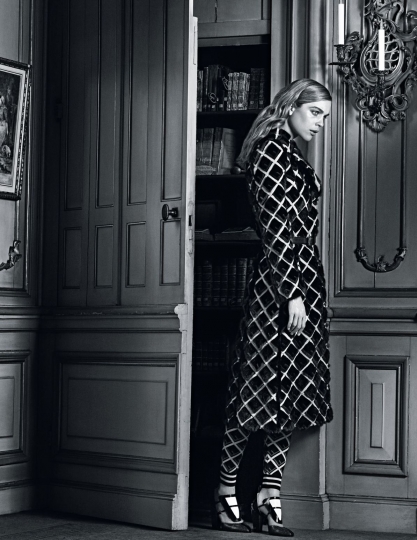 An elegant Kim Noorda for D La Repubblica November 2018, Photographer Philip Riches, Stylist  Carlo Pregnolato, Hair Lydia Lelou, Make-up Pernell Kusmus 