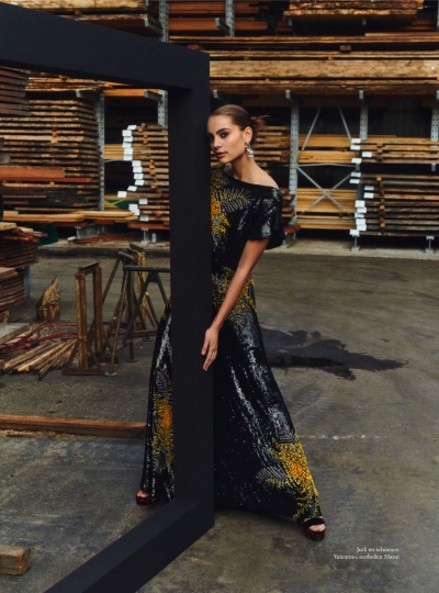 Romy Schönberger in an impressive story for Dutch Harpers Bazaar December 2018, photographed by Tim Verhallen, Styled by Astrid Schilders, Hair by Daan Kneppers and make-up by Anita Jolles 