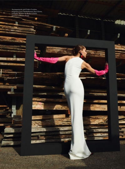 Romy Schönberger in an impressive story for Dutch Harpers Bazaar December 2018, photographed by Tim Verhallen, Styled by Astrid Schilders, Hair by Daan Kneppers and make-up by Anita Jolles 