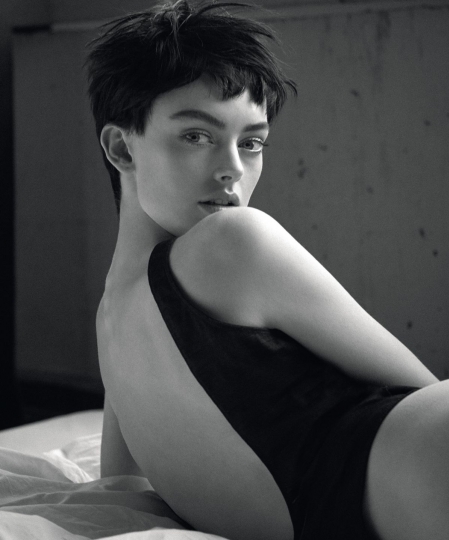 Hanna Verhees looks fantastic with short hair in this beautiful story for SModa, Photographer Fede Delibes, Stylist Francesca Rinciari, Hair and make-up Pablo Iglresias 