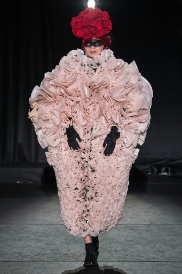 Dramatic opening for Elisa Hupkes at the show for Noir Kei Niomiya Fall 2019 