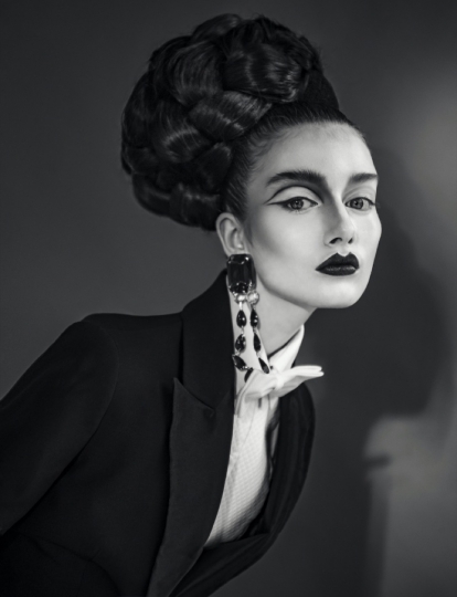 Very impressive story Jeska Kwakernaak for Mirror Mirror,  Photographer Chris Philippo, Stylist Frans Ankoné, Make-up Sandra Gover, Hair Ilham Mestour 