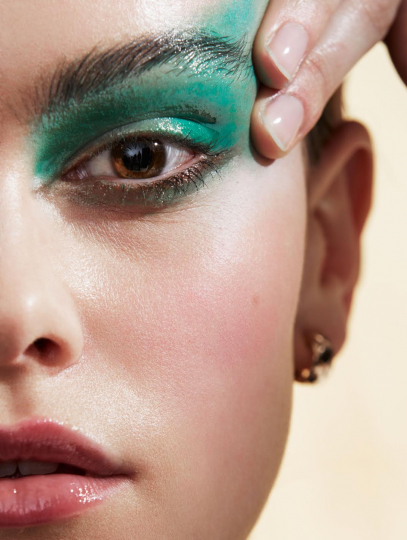 Beauty Liselotte Clearhoudt stars in Elle for Chanel, Photographer Nicky Onderwater, Make-up Kathanika Gernant for Chanel beauty, Hair Keanna Williams, Stylist Esther Coppoolse 