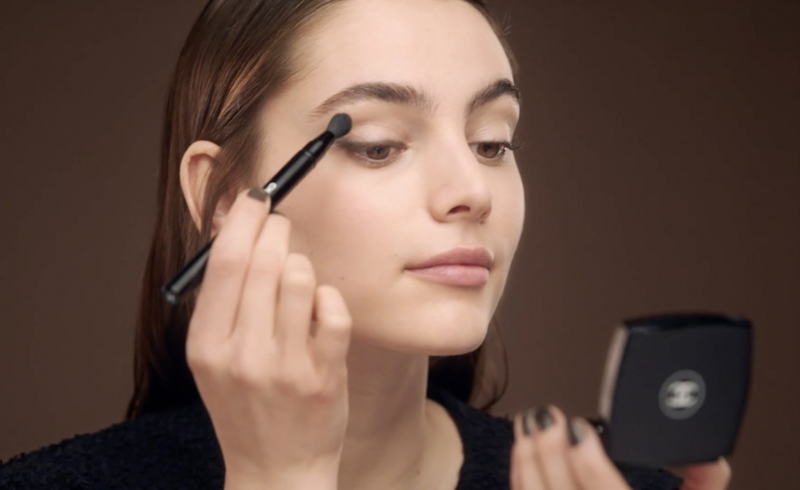 Chanel presents Fall-winter 2021 collection tone-on-tone Chanel with beauty Romy Schönberger 